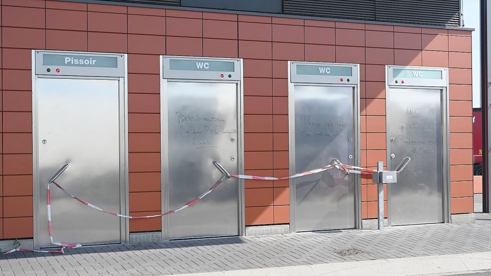 Wenn Rastplatz-Toiletten gesperrt werden, muss der Dreck schon besonders schlimm sein. Foto: Imago images/Horst Galuschka
