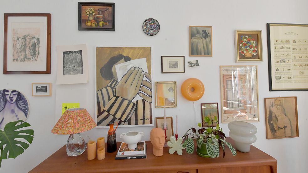 Die Bilderwand im Wohnzimmer ist Janine Krauses Lieblingsort in ihrer jetzigen Wohnung. Foto: Ortgies