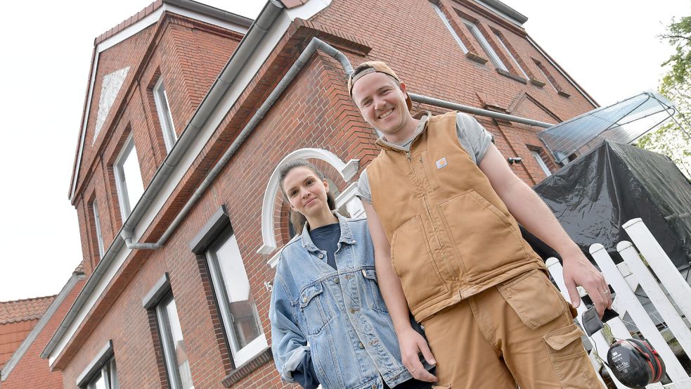 Janine und Fabian Krause vor ihrem neuen Haus aus 1924. Foto: Ortgies