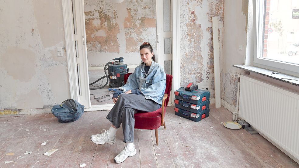 Influencerin Janine Krause in ihrem neuen Wohnzimmer. Foto: Ortgies