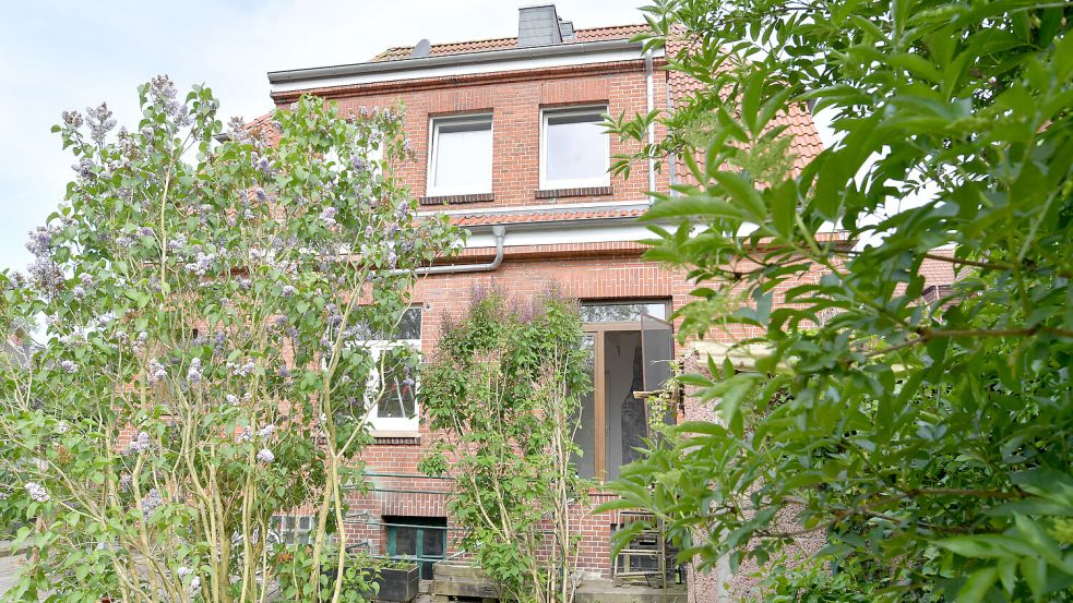 Die Außenansicht auf das Haus aus dem Garten. Foto: Ortgies