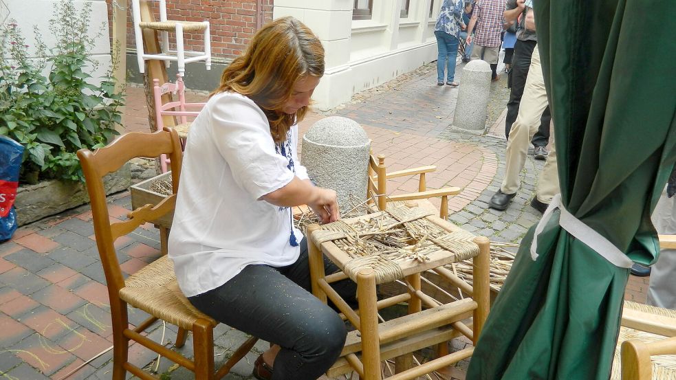 Auch die Binsen-Flechtkunst wird gezeigt. Foto: Veranstalterin