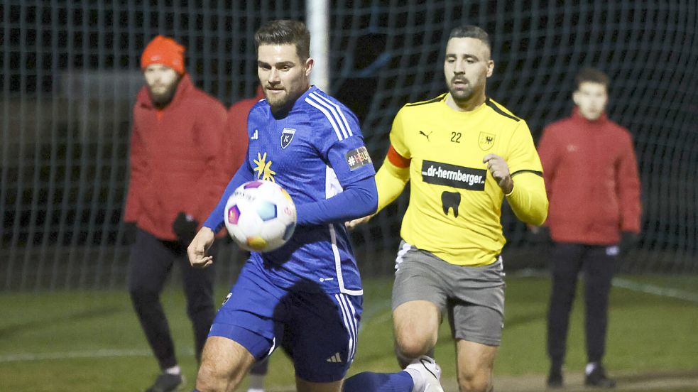 Bereits im vergangenen Winter testete der BSV Kickers (links Tido Steffens) gegen Wilhelmshaven, auf dem Rot-Weiß-Kunstrasen. Der Sommer-Test findet nun in Pewsum statt. Foto: Doden/Emden