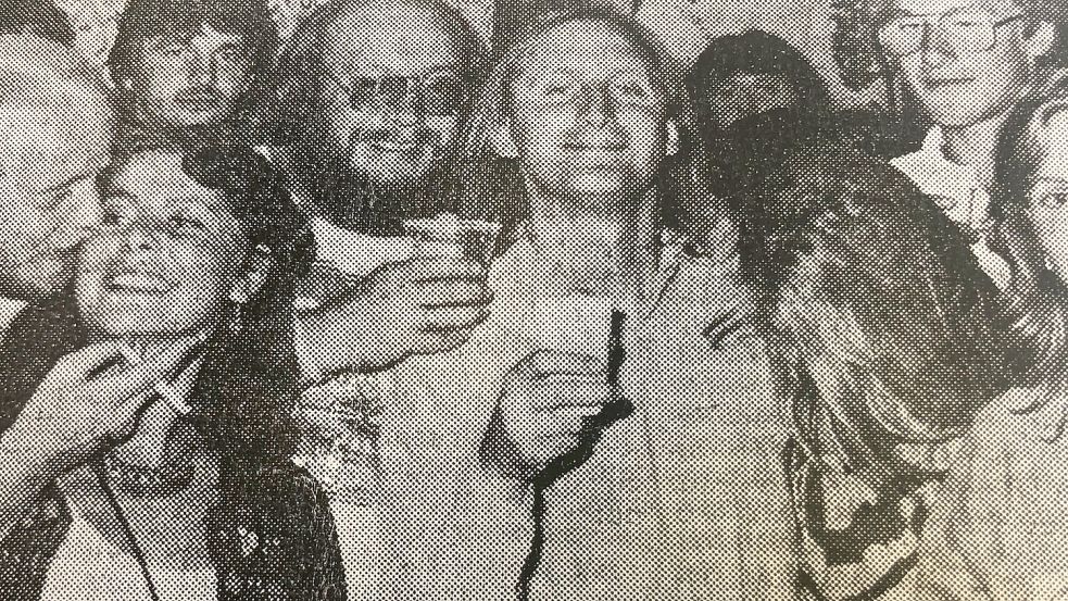 Bei der Feier zum 38. Geburtstag: Otto Waalkes (Mitte) im Kreise von Emder Freundinnen und Freunden.