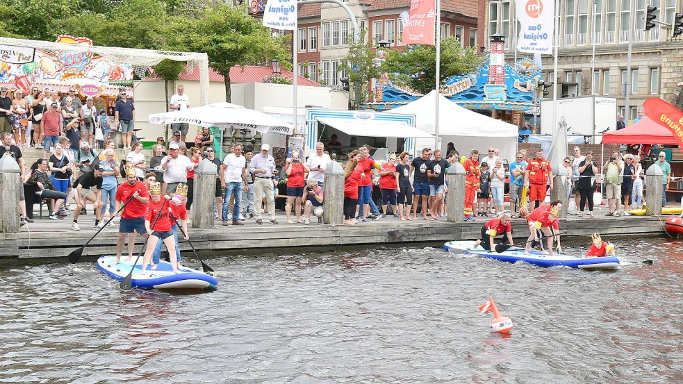 Schon 2023 gab es Stand-Up-Paddel-Wettbewerbe auf dem Emder Delft. Die Wasserspiele sind eine beliebte Attraktion beim Delftfest. Foto: Archiv