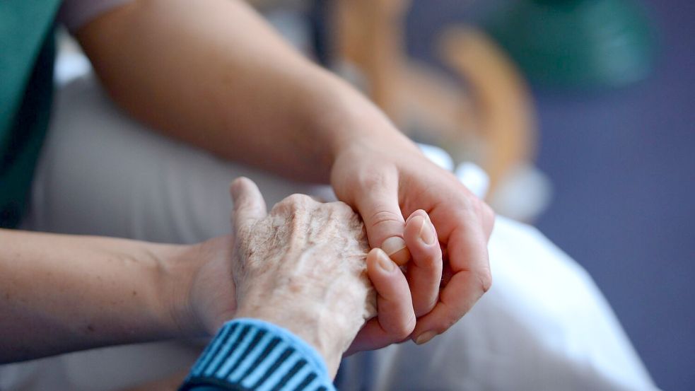 Die Tage in Deutschland bleiben erst einmal wärmer, das erfordert besondere Maßnahmen bei der Pflege von Angehörigen. Foto: Jens Kalaene/dpa-Zentralbild/dpa-tmn