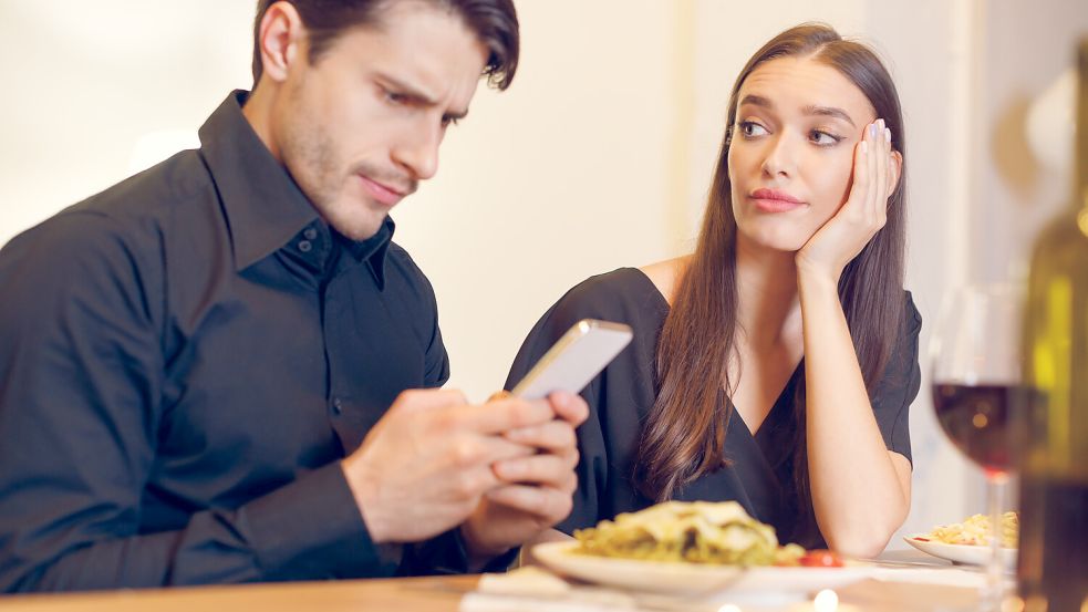 Das „Phubbing“ ist eine Angewohnheit, die ernste Auswirkungen auf Beziehungen haben kann. Foto: IMAGO / Depositphotos