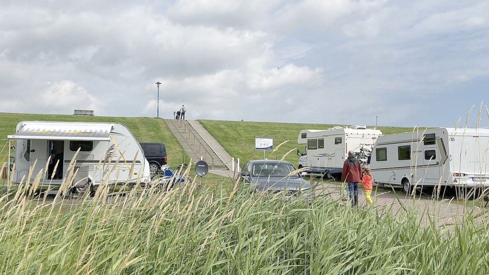 Der Campingplatz Neuharlingersiel liegt gleich hinter dem Deich. Foto: Oltmanns