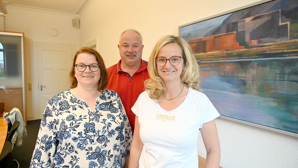 Die Moormerländerinnen Astrid Bufe (links) und Anja Zimmermann sowie Artur Reents vom Landkreis Leer trafen sich zum ersten Gespräch.Foto: Privat
