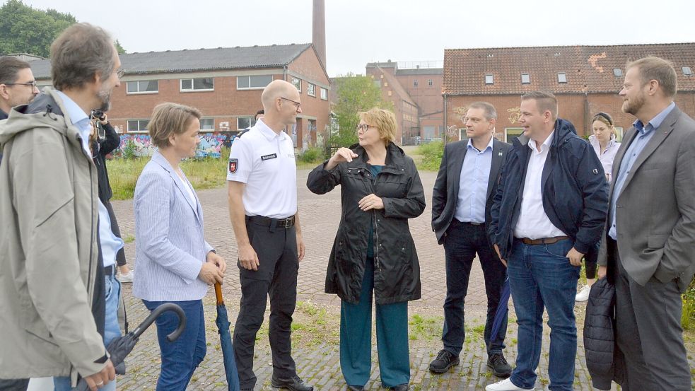 Hier, auf dem ehemaligen Doornkaat-Gelände, soll das neue Polizeikommissariat Norden gebaut werden, wie sich Ministerin Daniela Behrens (Mitte) von Kommissariatsleiter Ingo Brickwedde und Vertretern der Norder Stadtverwaltung erläutern ließ.Foto: Aiko Recke