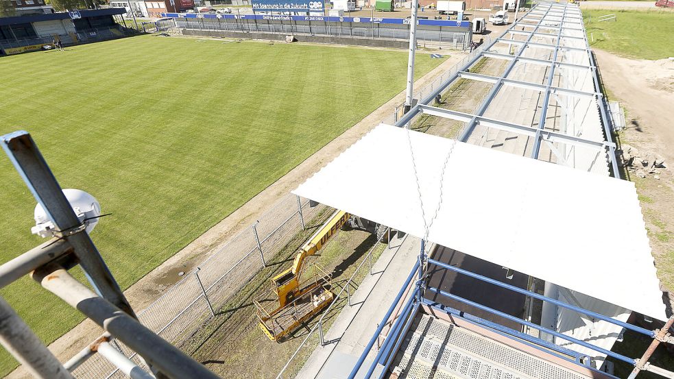 Die Überdachung der Gegengeraden soll bis Freitag zum Spiel gegen den SV Meppen fertiggestellt sein.