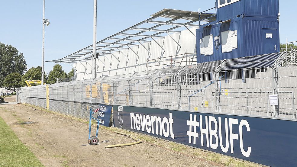 Es werden neue, einheitliche Werbebanden angebracht.