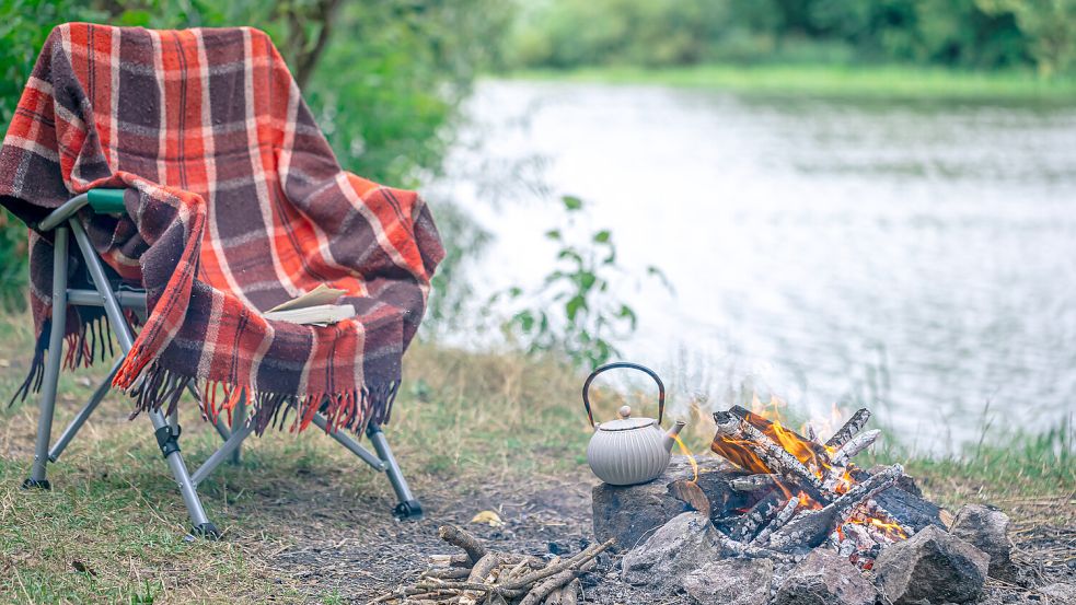 So sieht er aus, der Mikroabenteuer-Traum: Einfach kurz mal raus aus dem Alltag, ein Picknick im Grünen, verbunden mit der Natur. Foto: IMAGO/Pond5 Images