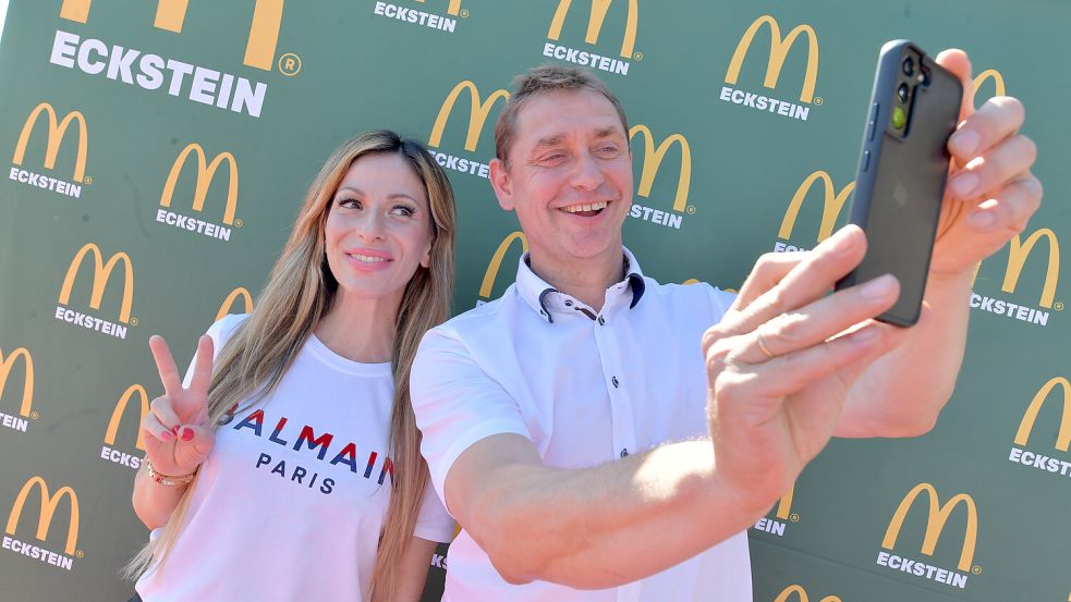 In Uplengen gibt es jetzt ein McDonald′s-Restaurant. Bürgermeister Heinz Trauernicht freute sich unter anderem über Moderatorin Gülcan Kamps. Fotos: Ortgies