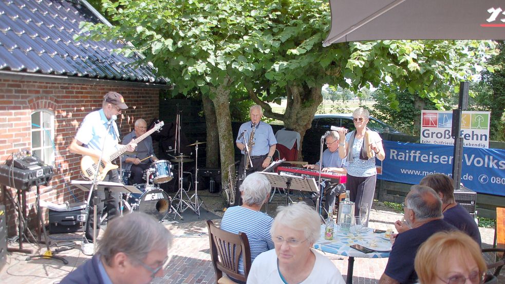 Auf Einladung des Kultur- und Heimatvereins spielte die Garden City Company – Günter Tjards (von links), Heiner Olech, Manfred Deinert, Hartwig Oldenettel und Suzie Aljets – beim Großefehner Jazz-Open-Air. Foto: privat