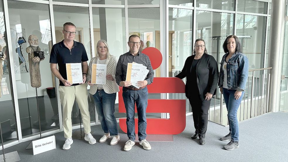 Emanuel Blessin (Astrid-Lindgren-Schule Moordorf, von links), Kerstin Rademacher (David-Fabricius-Schule Großefehn) und Sven Exner (Grund- und Oberschule Baltrum) freuten sich über Urkunden und Preisgelder, die ihnen von Ute Meinert (Sparkasse Aurich-Norden) und Anne Thonicke (KSB Aurich) überreicht wurden. Foto: privat