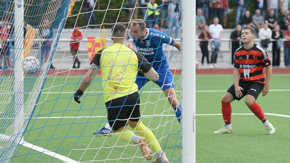 Vergangene Saison spielte der TuS (beim Kopfball Manuel Meints) in der Landesliga unter anderem gegen den SV Wilhelmshaven. Foto: Doden/Blomberg