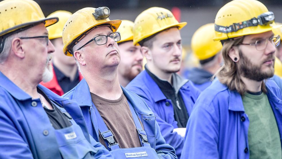 Die Hoffnung bleibt: Meyer-Beschäftigte Anfang Juni in Papenburg. Foto: Ortgies