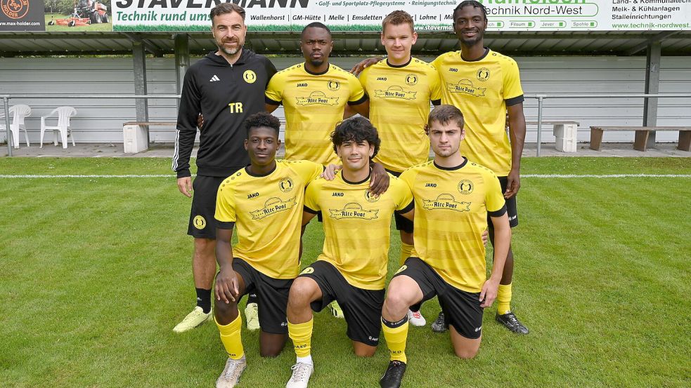 TuS-Trainer Tobias Ryl (hinten, von links) freut sich über seine Neuzugänge Marco Mouzong, Yannick Reinema, Christopher Agbodoh, (vorne, von links) Kedin Muwenge, Christian Miranda Cordeiro und Lukas Michael. Foto: Steenhoff