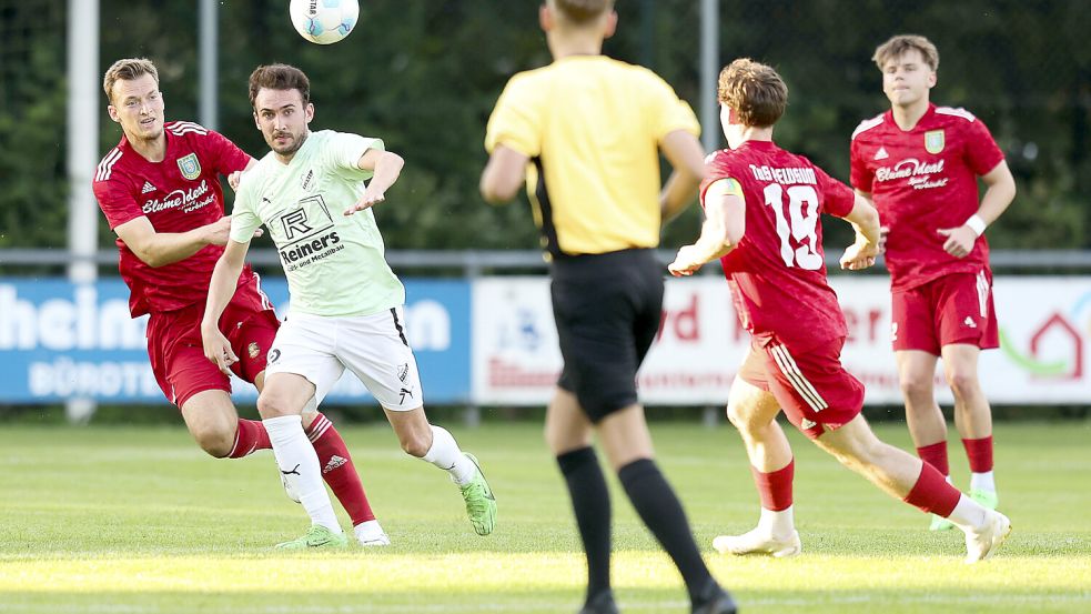 Julian Bennert (Zweiter von links) spielte viele Jahre in der Regionalliga und ist der „Königstransfer“ der Firreler. Foto: Doden/Emden