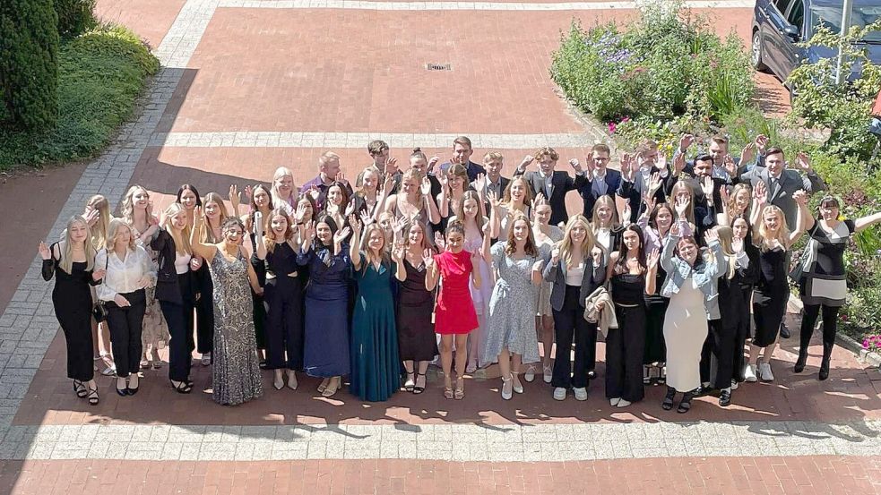 Nach drei Jahren pauken haben die Schülerinnen und Schüler der BBS 1 Aurich das Abi in der Tasche. Foto: privat