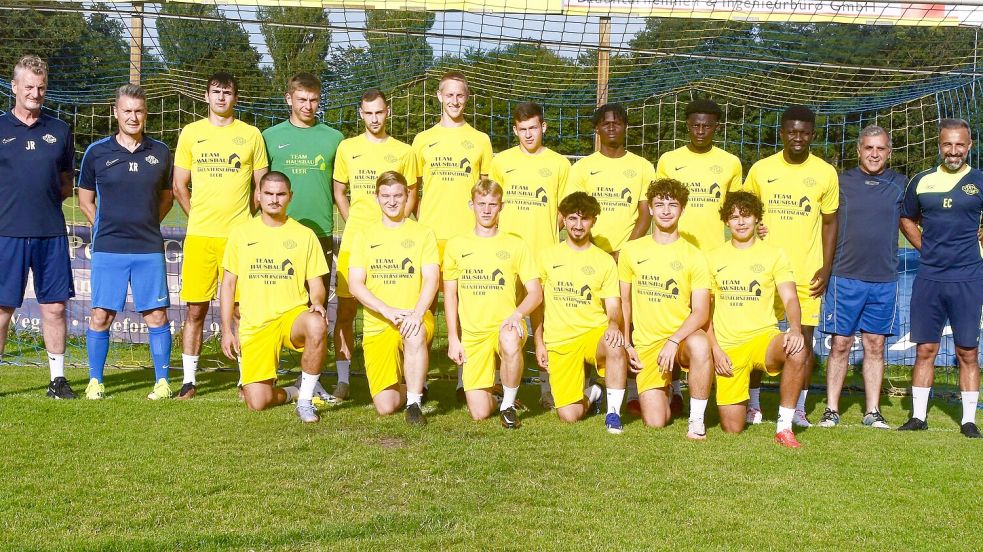 Mit diesen Neuzugängen möchte das Trainerteam den Klassenerhalt angehen: Stehend von links: Co-Trainer Jörg Romanowski, Co-Trainer Xavier Rieger, Oleh Shevchenko, Florian Demhartner, Daniel Butau, Tom Kruth, Oleksii Chaban, Marvens Sabbat, Jean Charles, Parfait Yobouet, Sportlicher Leiter Necmettin Celik, Trainer Erhan Colak. Kniend von links: Roman Antonenko, Marvin Walocha, Vladislav Guzun, Sheyar Shikho, Paolo Sanchez, Steven Torres. Foto: Damm