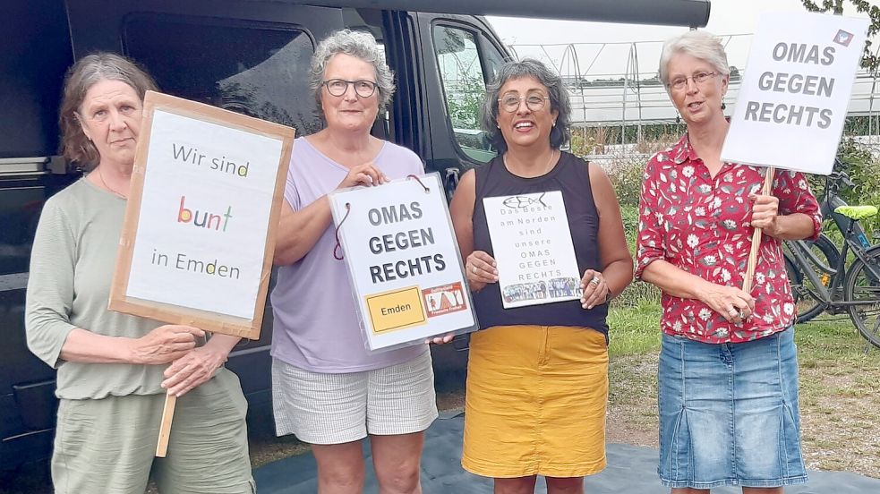 Sie sind ein Teil der ostfriesischen „Delegation“ beim 1. Bundeskongress der Omas gegen rechts: Gabriele Schumacher (von links), Hilde Pitters, Gabriele Ochoa-Frenz und Ann-Dorothee Wiegers. Foto: privat