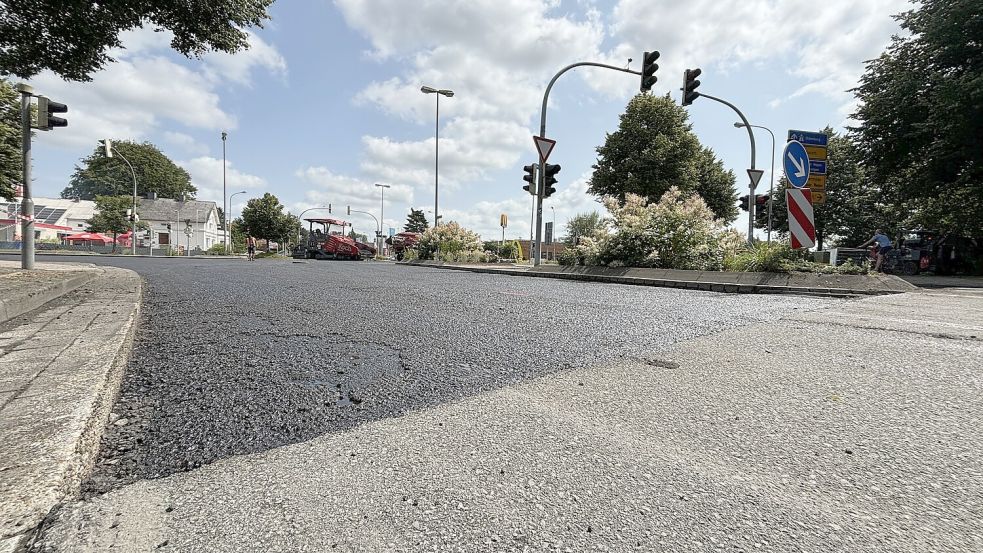 Die oberste Asphaltschicht der Spierkreuzung wurde am Freitagmorgen bereits abgefräst. Foto: Bothe