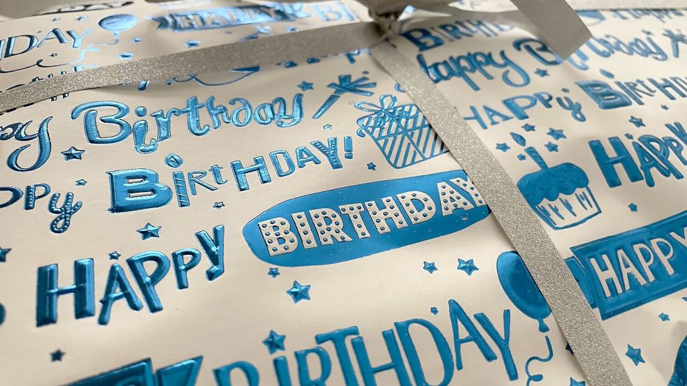 Das Auspacken der Geschenke ist für viele Menschen mindestens so schön wie der Inhalt. Foto: IMAGO/Waldmüller