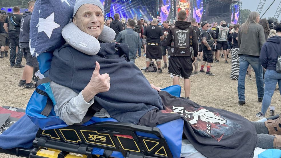Glücklich vor den Hauptbühnen: Für Frank (73) wurde der Besuch in Wacken zum besonderen Erlebnis. Foto: ASB Hamburg