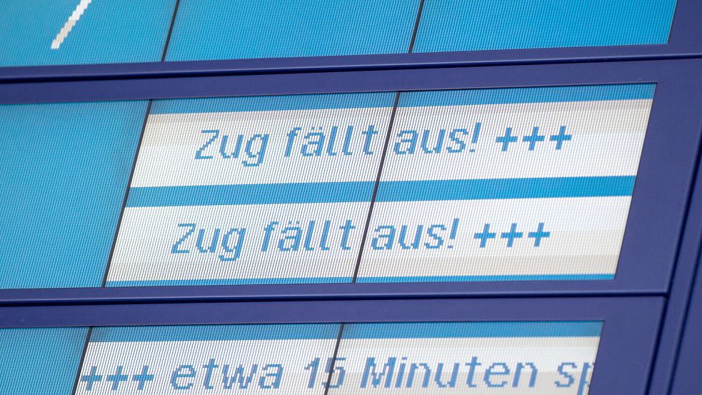 Der Bahnverkehr zwischen Oldenburg und Bremen lag am Montagmorgen über mehrere Stunden lahm. Grund dafür war ein Notarzteinsatz an der Strecke. Foto: Silas Stein / dpa