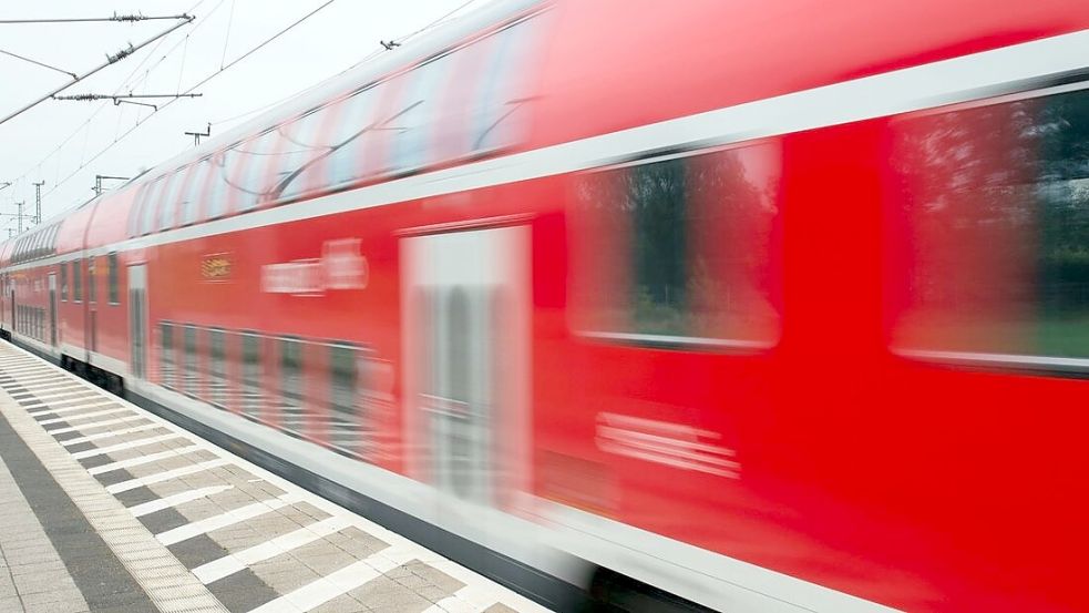 Im Regionalexpress von Hannover nach Bremen ist es am frühen Samstag zu einer sexuellen Belästigung und einem Diebstahl gekommen. Foto: Patrick Pleul/dpa