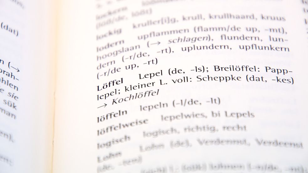 Wie wird ein Wort im Plattdeutschen geschrieben? Antworten liefert das Wörterbuch der Ostfriesischen Landschaft – jetzt auch ganz offiziell. Foto: Ostfriesische Landschaft