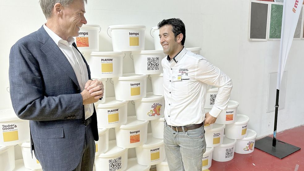 Unternehmenschef Ulrich Temps im Gespräch mit Vahid Ghasemi, der seit exakt zehn Jahren im Unternehmen arbeitet. Foto: Lars Laue