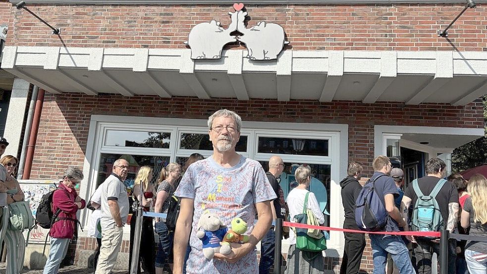 Hat von Otto die 321. Unterschrift auf seinem T-Shirt bekommen: Andreas Hillebrand aus Halle/Saale. Foto: Groenendaal