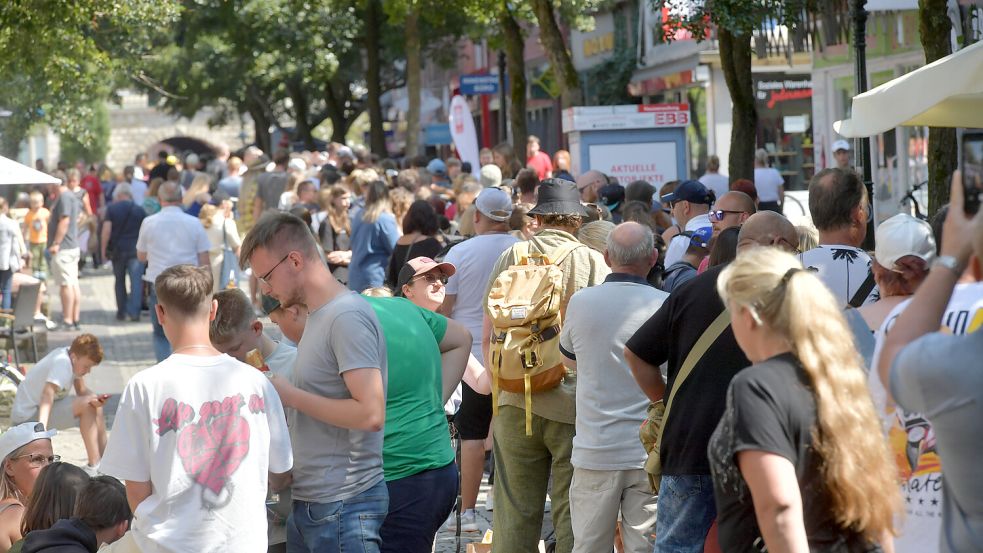 Einige der Fans in der Großen Straße warteten mehr als fünf Stunden auf ihr Treffen mit Otto. Foto: Ortgies