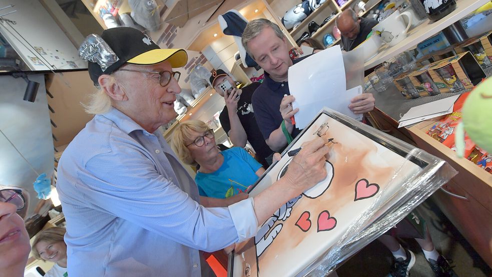 Otto nahm sich mehr als drei Stunden Zeit, um Autogramme zu geben. Foto: Ortgies
