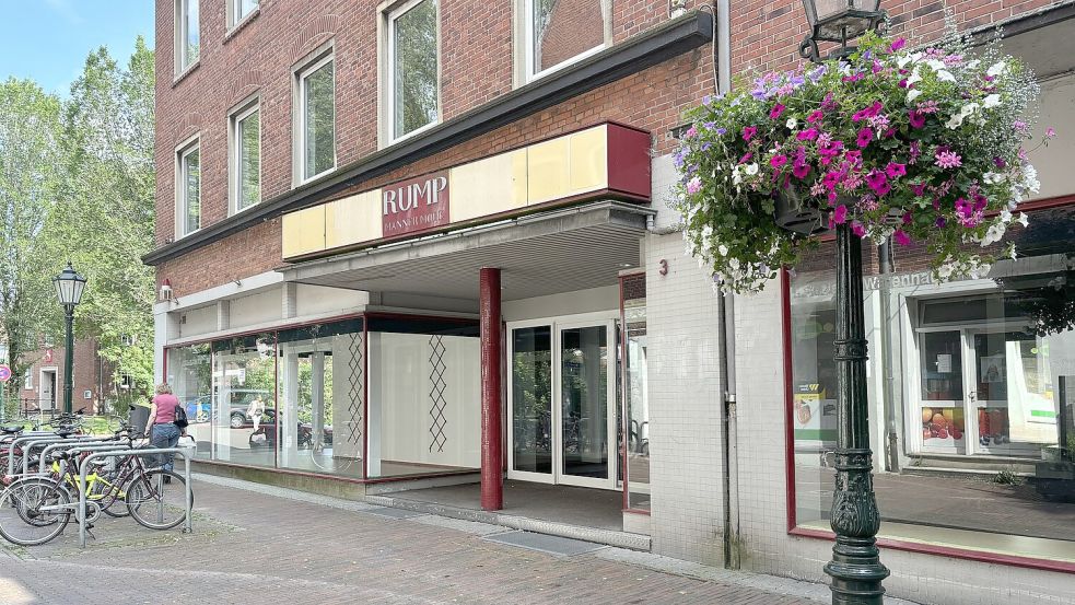 „Rump Männermode“ heißt es jetzt über dem Geschäft an der Brückstraße. Das Schild aber ist veraltet und kam nach dem Auszug des Lüttje Knippkes wieder zum Vorschein.