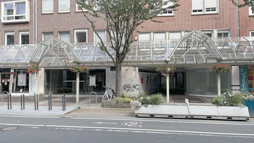 Zwei Leerstände an der Neutorstraße: Links zieht der Euro-Shop ein, rechts ist es nach dem Umzug der Rossmann-Filiale noch unklar.