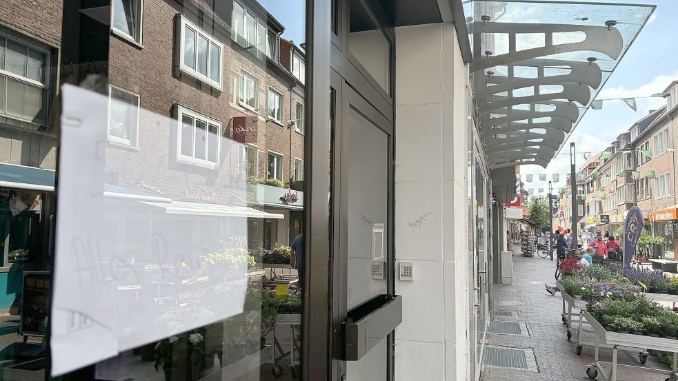 Auf handschriftlichen Zetteln steht an dem Bekleidungsgeschäft „elegante by bot“, dass alles raus müsse und man schließen werde.