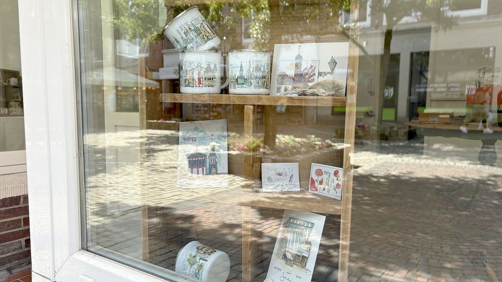 Bei „Nesskunst“ werden Postkarten, Becher und anderes mit ostfriesischen Illustrationen verkauft.