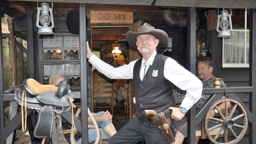 Harry Penshorn verbringt viel Zeit in seinem zweiten Zuhause in der Westernstadt. Der Carolinensieler sagt, er sei jedes Wochenende in seinem kleinen Holzhaus am Stadtrand anzutreffen. Foto: Ullrich