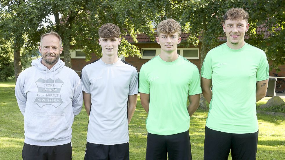 Trainer Marten Sandmann (von links) mit den Neuzugängen Mattes Boekholder, Marten Hoffmann und Hauke Ulferts. Auf dem Foto fehlt Marek Perez. Foto: Doden/Emden