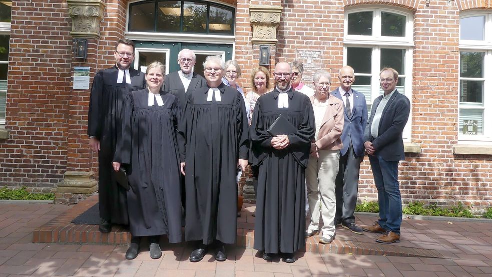Zu einem Erinnerungsfoto mit Kirchenratsmitgliedern stellten sich (von links) Superintendent Christian Neumann, Pastorin Johanna Flade, Prädikant Johann Barkhoff, Stefan Schneider und Klemens Niemann auf. Foto: privat