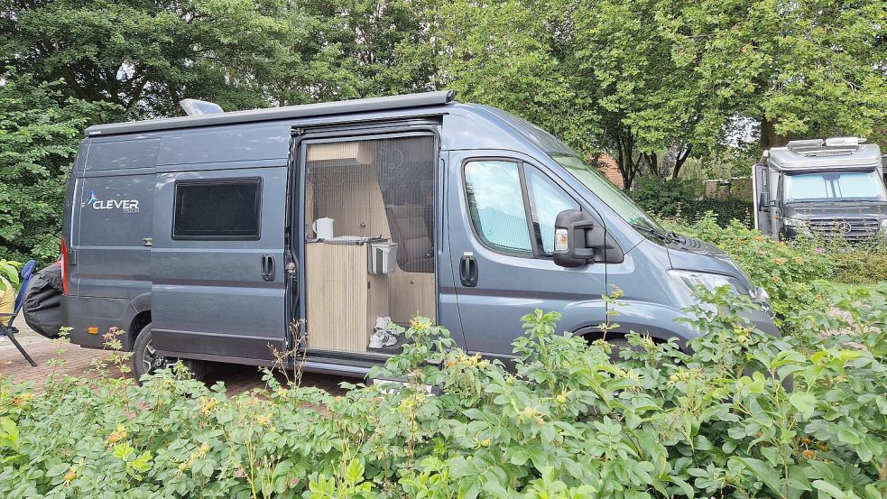 Auf dem Wohnmobilstellplatz in Hesel fühlt sich Thomas Schleiser ganz wohl. Foto: Rose