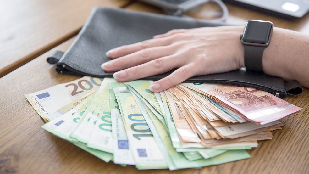 Gelder im insgesamt fünfstelligen Bereich aus anderen rechtswidrigen Taten soll der unbekannte Mann auf Bankkonten entgegengenommen haben. Foto: IMAGO/Fotostand / K. Schmitt