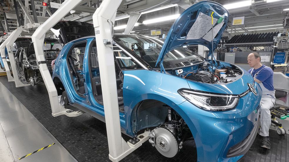 Die Nachfrage nach E-Autos ist in Deutschland gering – viele Hersteller kommen deshalb in Schwierigkeiten, weil ihre Werke nicht ausgelastet sind. Foto: dpa/Hendrik Schmidt
