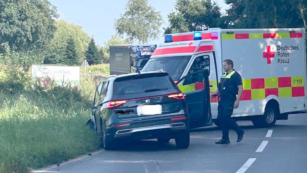 Nach dem Unfall mussten zwei Personen mit dem Rettungswagen in ein Krankenhaus gebracht werden.