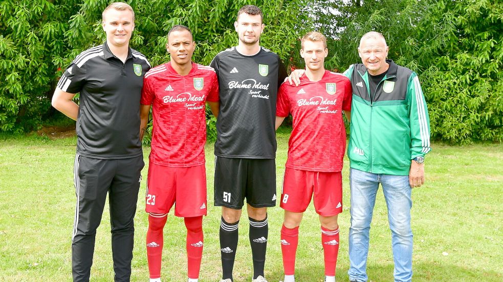 Trainer Jonas Petersen (links) und der Sportliche Leiter Heiner Wolthoff (rechts) mit den drei Neuzugängen (ab Zweiter von links) Brayan Hernandez Asprilla, Joachim Gronewold und Heiko Visser. Foto: Wagenaar