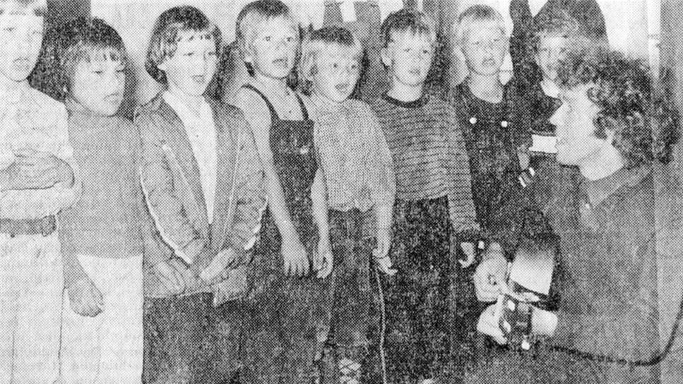 Bunter Abend in Pilsum zur Gründung der LAK: Die Kinder zeigten hier ihren Eltern, Großeltern und Freunden wenige Wochen nach der Gründung, was sie von Professor Hans-Jürgen Tabel (rechts) gelernt haben. Foto: Müller/Archiv